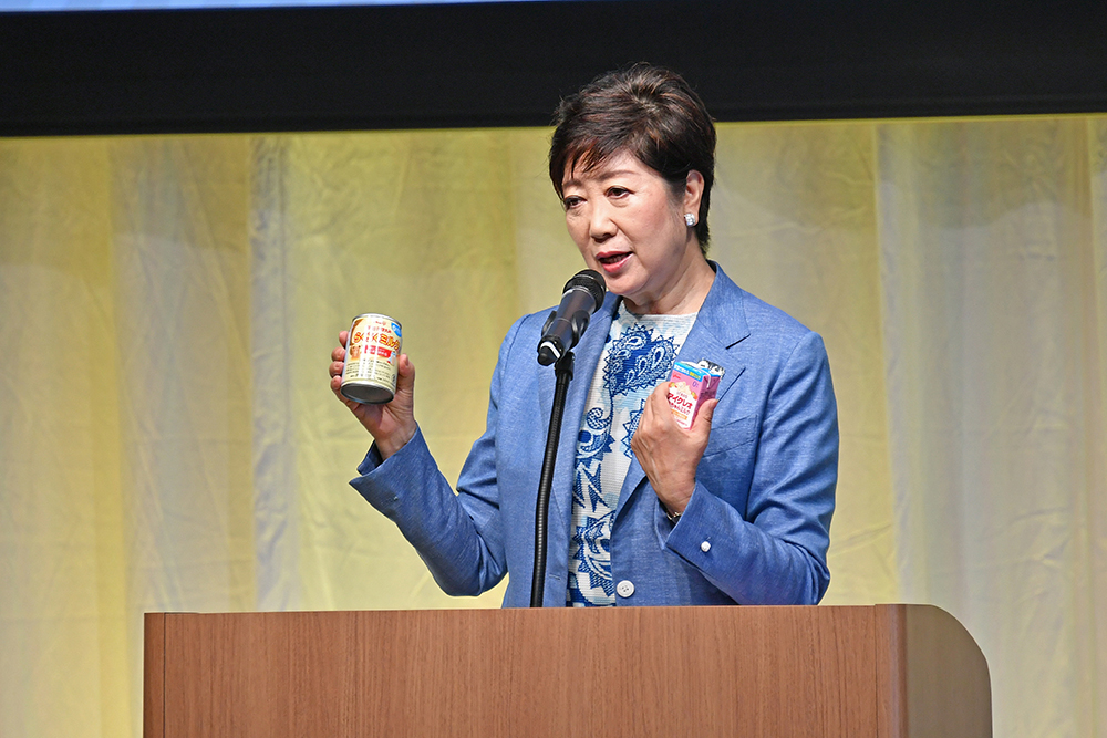「乳児用液体ミルク」※を紹介する小池百合子知事(©東京都)